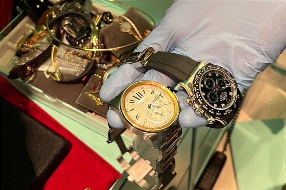 Bei den Durchsuchungen stellten die Ermittler auch zahlreiche Wertgegenstände sicher. Insgesamt sollen sie einen Wert in Millionenhöhe haben. LKA Nordrhein-Westfalen/Landeskriminalamt Nordrhein-Westfalen/dpa