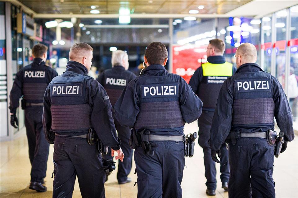 Bei den Einsätzen an den drei Hauptbahnhöfen in Bremen, Hannover und Hamburg wurden mehr als 2.000 Menschen kontrolliert. (Archivbild)Moritz Frankenberg/dpa