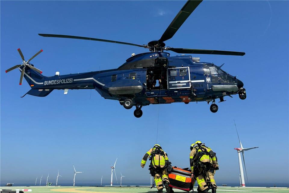 Bei den Einsätzen auf hoher See unterstützt auch die Bundespolizei, wie hier mit einem Hubschrauber vom Typ „Super Puma“.-/Havariekommando/dpa