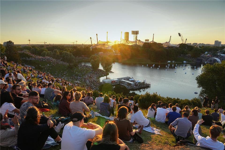 Die lange Geschichte der Sportstadt München Bei den European Championships genossen zahlreiche Menschen die entspannte Stimmung im Olympiapark (Archivbild).Soeren Stache/dpa