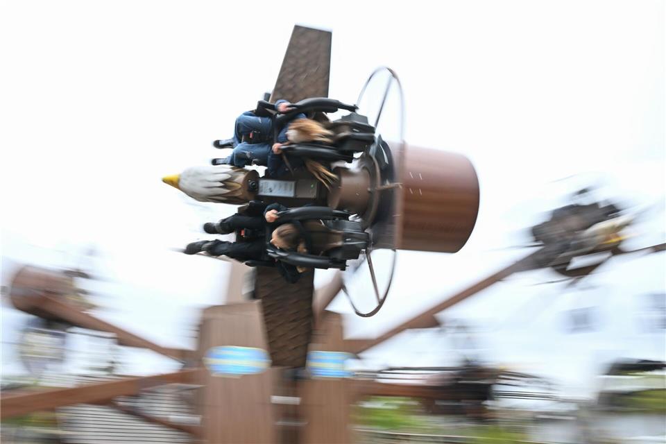 Bei den Fahrgeschäften der Parks geht es rund. (Archivbild)Arne Dedert/dpa