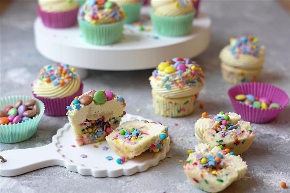 Bei den Funfetti Cupcakes von Food-Bloggerin Mareike Pucka sind die Streusel nicht nur obendrauf, sondern überraschen auch im Innern - so erinnern sie an Konfetti.   Mareike Pucka/biskuitwerkstatt.de/dpa-tmn