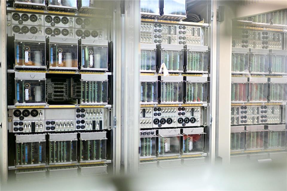 Bei den Generalsanierungen werden in der Regel auch die Stellwerke erneuert. (Archivbild)Sebastian Christoph Gollnow/dpa