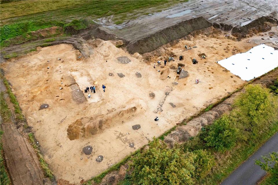 Bei den Grabungen kamen Hausgrundrisse, Grubenhäuser, Siedlungsstrukturen, Keramik und Kochsteingruben ans Licht.Frank Molter/dpa