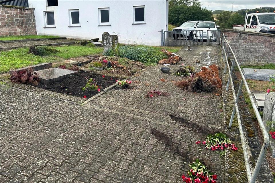 Bei den Gräbern wurden Pflanzen und Grabsteine zerstört.-/Polizeiinspektion Lauterecken/dpa