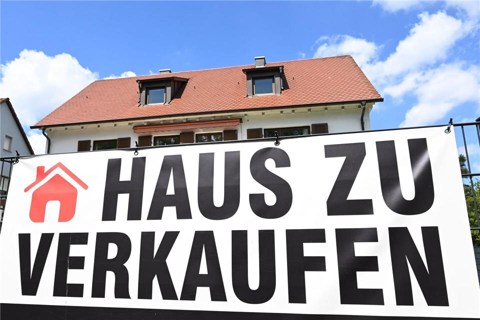 Bei den Hauspreisen gibt es in Deutschland riesige Unterschiede: In den großen Metropolen für die Mehrheit unbezahlbar, in strukturschwachen Regionen im Norden und Osten günstig. (Symbolbild)Bernd Weißbrod/dpa