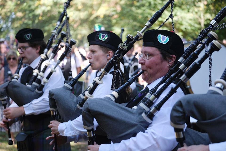 Internationale Highland Games eröffnet Bei den Highland Games treten auch Pipe-Bands auf. Der Dudelsack hat in Schottland eine besondere Tradition.Sebastian Willnow/dpa