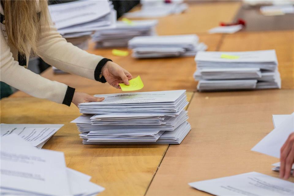 Bei den Kommunalwahlen in Hessen haben die Bürger viel mehr Stimmen als bei den Bundestags- und Landtagswahlen gehabt - dementsprechend länger dauert das Auszählen.Andreas Arnold/dpa