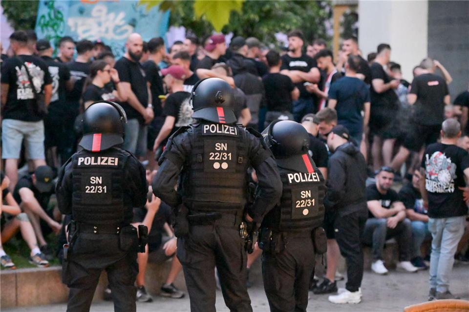 Bei den Krawallen in Leipzig Ende Mai griffen Fans von Rayo Vallecano und Crystal Palace einander verbal und körperlich an, wie die Polizei mitteilte. (Archivfoto)EHL Media/dpa