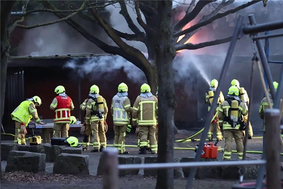 Bei den Löscharbeiten verletzte sich ein Feuerwehrmann leicht. (Archivbild)FrM/dpa