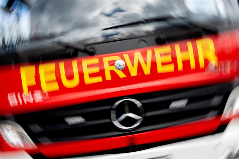 Bei den Löscharbeiten wurden vier Feuerwehrleute verletzt. (Archivbild)Hauke-Christian Dittrich/dpa