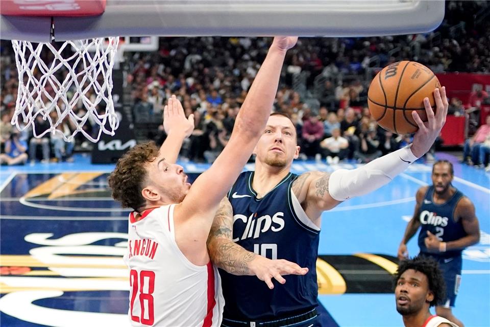 Bei den Los Angeles Clippers darf Basketball-Weltmeister Daniel Theis (r) wieder spielen.