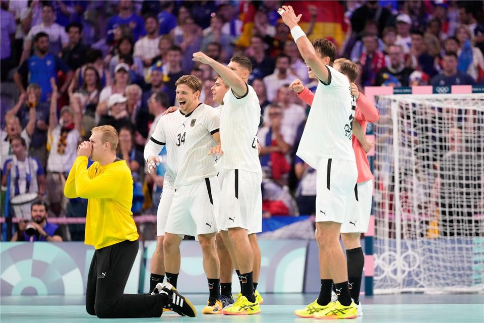 Bei den Olympischen Spielen 2024 feierten Deutschlands Handballer nach dem „Wunder von Lille“. (Archivbild)Brian Inganga/AP/dpa