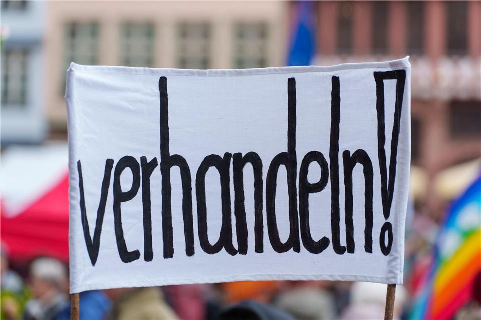 Bei den Ostermärschen fordern Aktivisten eine Kehrtwende in der deutschen Außen- und Sicherheitspolitik. (Symbolbild) Andreas Arnold/dpa