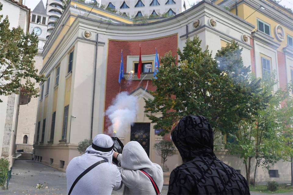 Bei den Protesten Studierender gegen die Bildungspolitik in Tirana kam es zu Verwüstungen.Hameraldi Agolli/AP/dpa