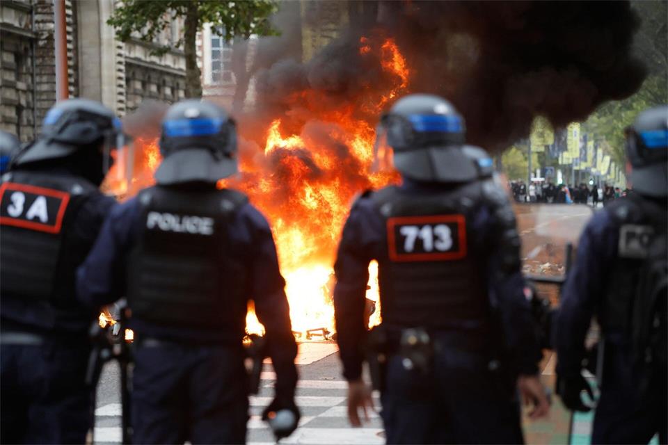 Bei den Protesten an französischen Gymnasien kam es zu zahlreichen Sachbeschädigungen und Festnahmen.Jean-Francois Badias/AP/dpa