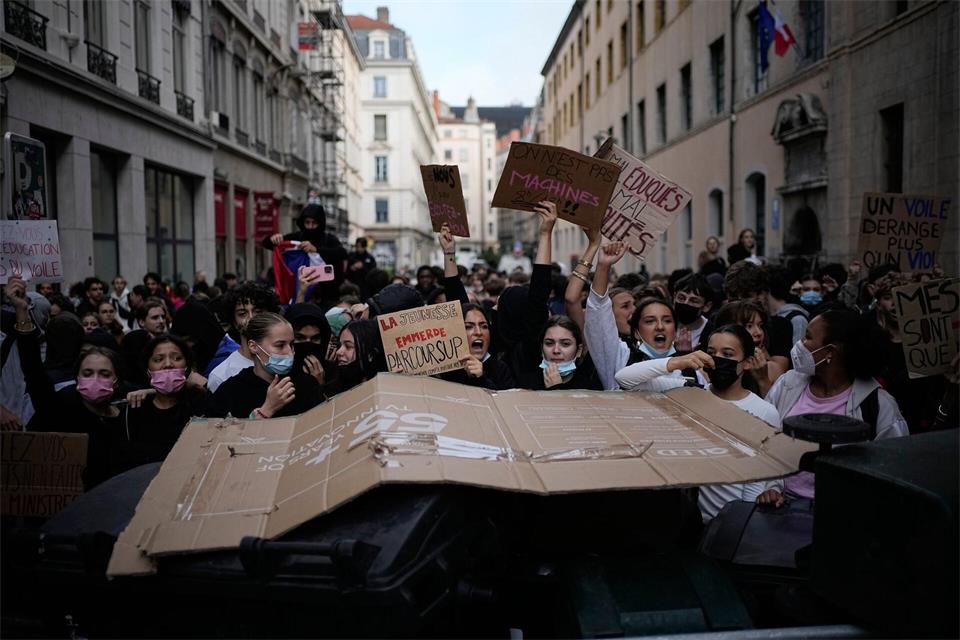 Bei den Protesten geht es auch um Chancengleichheit.Laurent Cipriani/AP/dpa