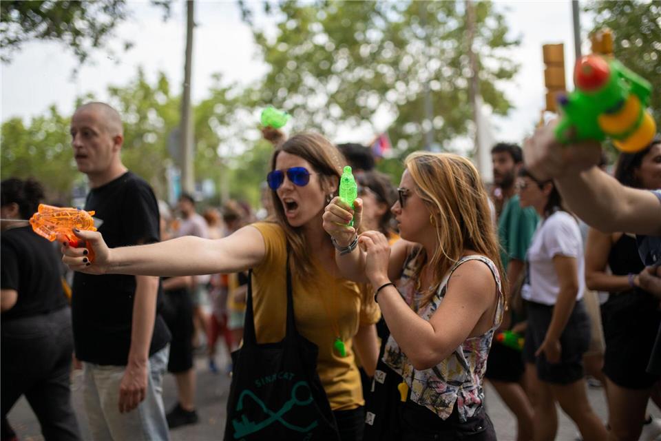 Bei den Protesten gibt es schon mal Spritzer aus Wasserpistolen. (Foto Archiv)Lorena Sopêna/EUROPA PRESS/dpa