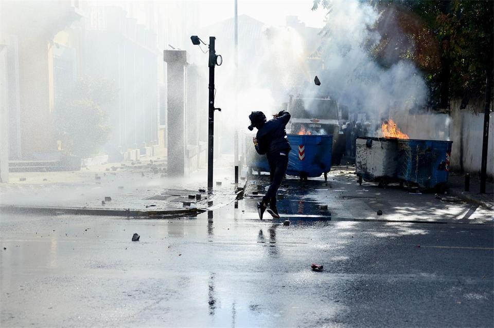 Bei den Protesten in Tirana gab es chaotische Szenen. Hameraldi Agolli/AP/dpa