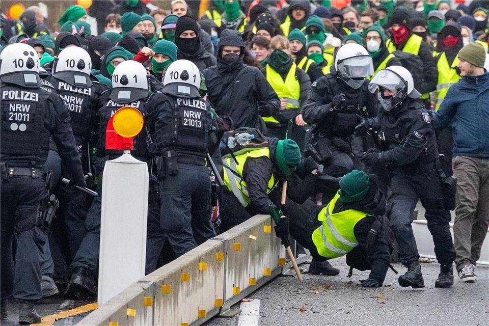 Bei den Protesten kam es zu Rangeleien und Zusammenstößen.Lando Hass/dpa