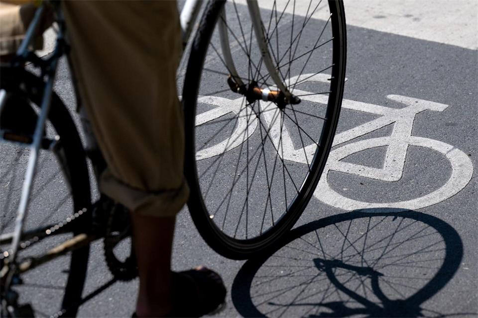 Bei den Radwegen tut sich etwas in deutschen Städten - aber zu wenig aus Sicht der Fahrradbranche. (Archivbild)Sven Hoppe/dpa
