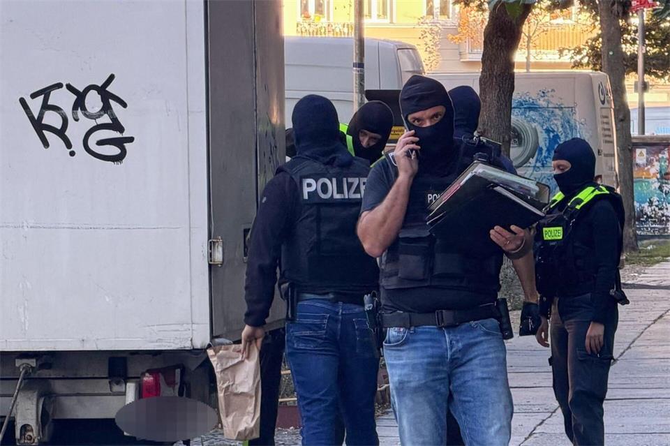 Bei den Razzien sind auch Spezialkräfte der Polizei im Einsatz.Sven Kaueler/dpa