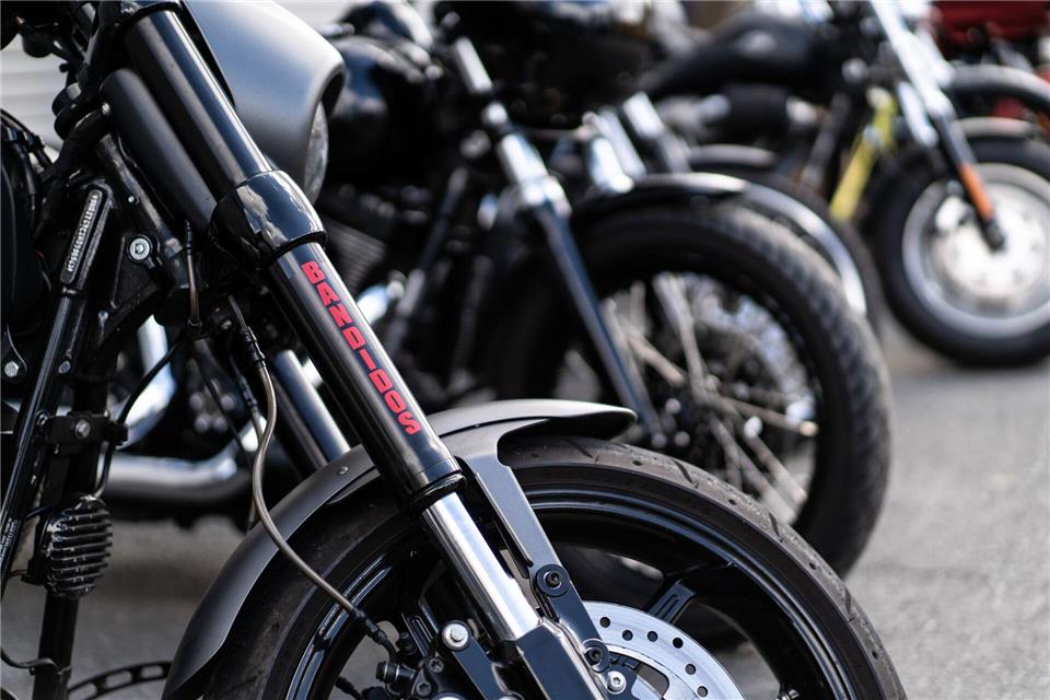 Bei den Razzien wurden auch drei Männer festgenommen, die Mitglieder des Bandidos MC beziehungsweise einer Unterstützergruppierung sein sollen. (Archivbild)Jonas Güttler/dpa