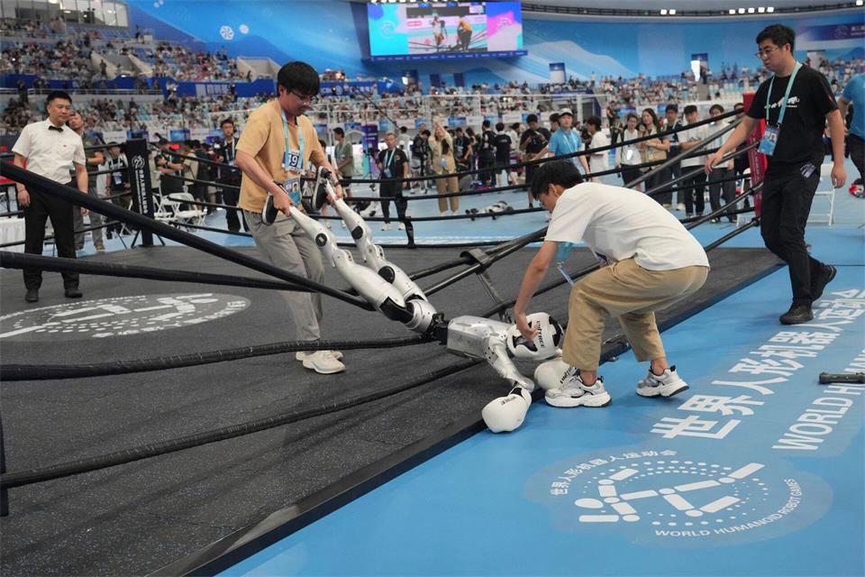 Bei den Roboter-Spielen wurden auch Kampfwettbewerbe ausgetragen.Achmad Ibrahim/AP/dpa