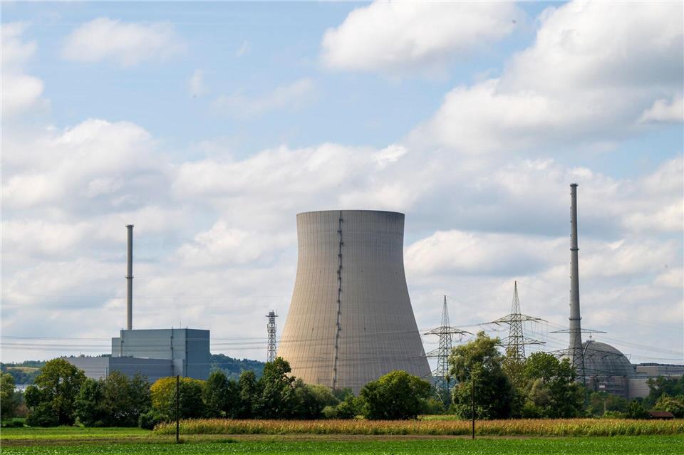 Bei den Rückbauarbeiten am stillgelegten Kernkraftwerk Isar 2 hat es eine Panne gegeben. (Archivbild)Peter Kneffel/dpa