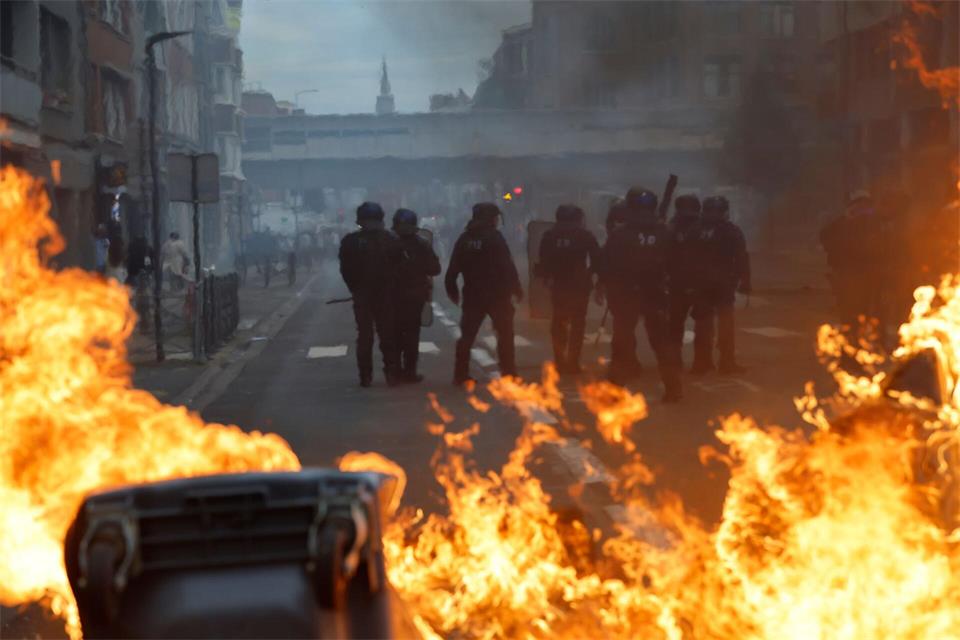 Bei den Schulprotesten in Frankreich sind zahlreiche Menschen festgenommen worden.Jean-Francois Badias/AP/dpa