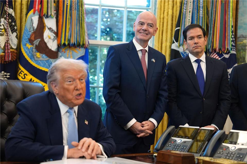 Bei den Ticketpreisen für die Fußball-WM kommt selbst Donald Trump ins Staunen. (Archivbild)Evan Vucci/AP/dpa