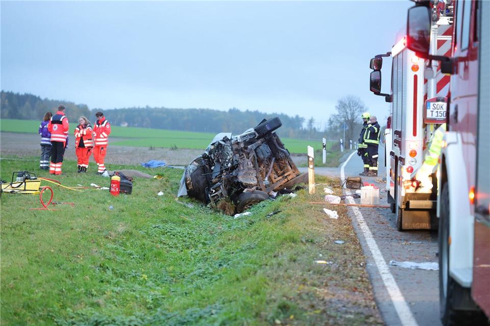 Auto kracht gegen Baum – drei Insassen tot  Bei den Toten handelt es sich nach Angaben um einen Mann und zwei Frauen im Alter von 61 bis 70 Jahren.Bodo Schackow/dpa