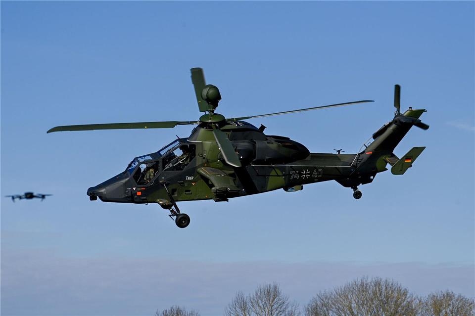 Bei den Übungen werden Kampfhubschrauber nachts im Tiefflug unterwegs sein. (Archivbild)Klaus-Dietmar Gabbert/dpa