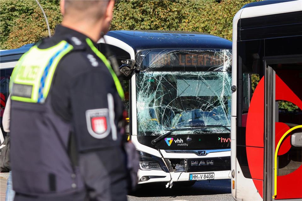 Bei den Unfall wurden auch vier Kinder leicht verletzt.Bodo Marks/dpa