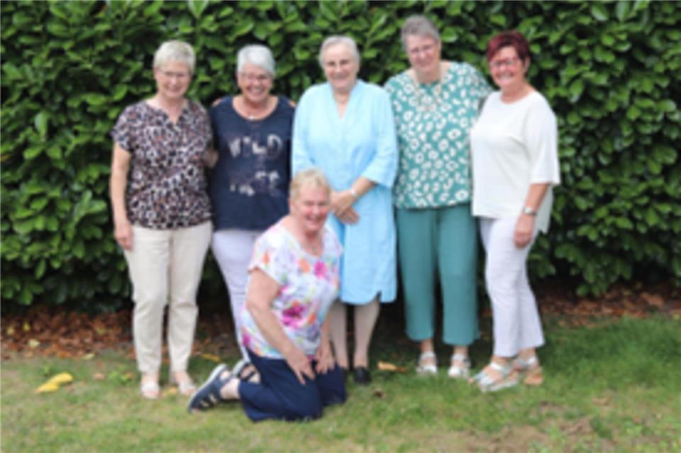 Bei den Velener Dorfmeisterschaften waren „Die Unverbesserlichen“, Ulla Bergup, Monika Gräber, Mechtild Schulz, Marianne Holstegge, Maria Pohlan (v.l.) und knieend: Hildegard König, auf den Siegerlisten zu finden. In den Jahren 2009 bis 2012 errangen sie jeweils den 1. Platz in der Kategorie Damen.