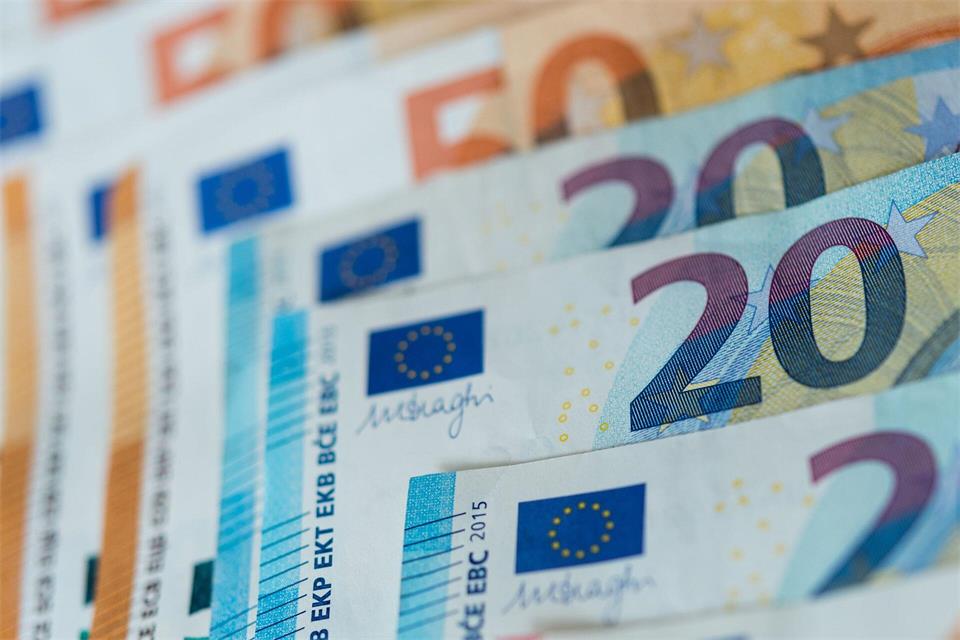 Bei den komplexen Berechnungen der Beamtenbesoldung in Hessen soll es Änderungen geben. (Symbolbild)Monika Skolimowska/dpa-Zentralbild/dpa