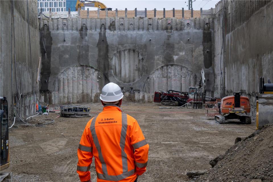 Bei den maschinellen Tunnelbauarbeiten stehen zunächst nur Rettungs- und Erkundungsstollen auf dem Programm. (Archivbild)Peter Kneffel/dpa