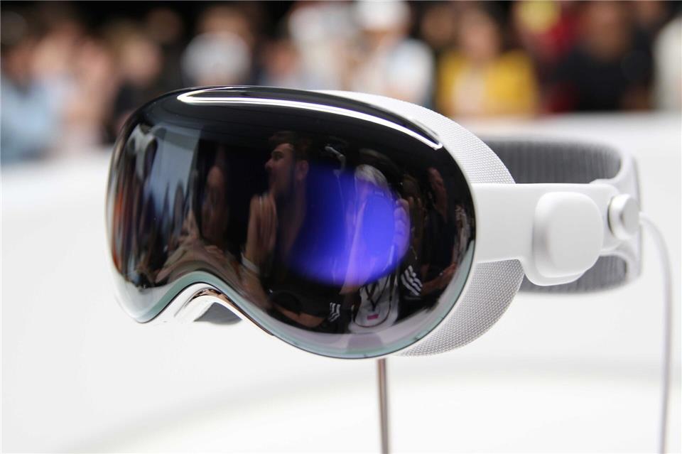 Bei den privaten Verbrauchern ist die Apple Vision Pro bislang nur ein Nischenprodukt. Christoph Dernbach/dpa