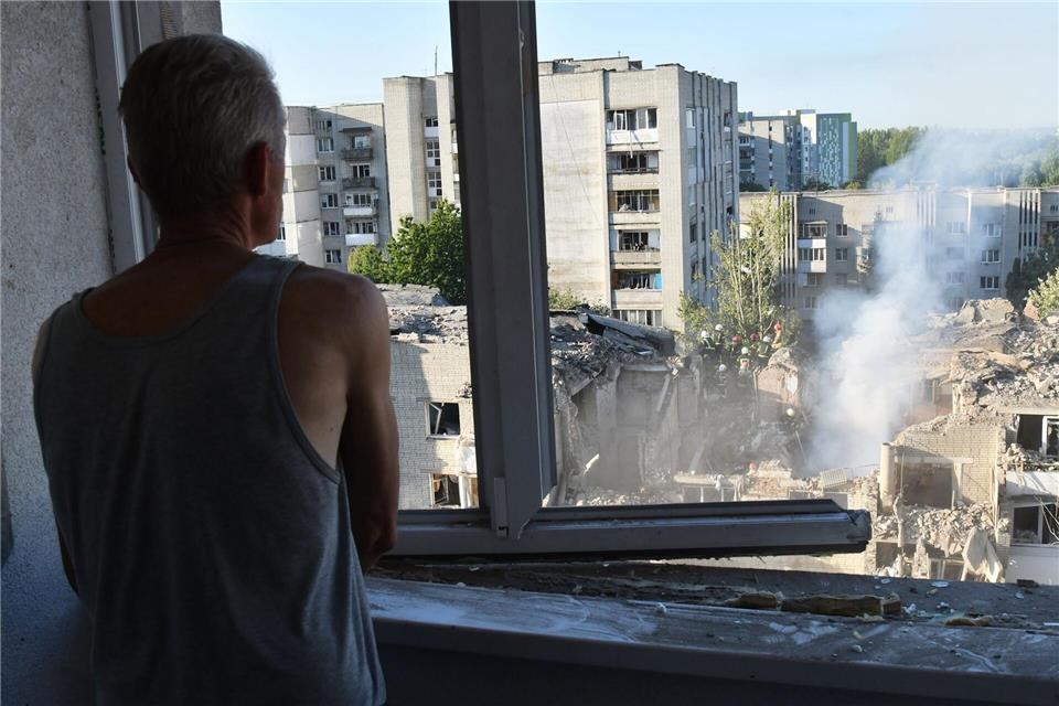 Bei den russischen Luftangriffen auf die Ukraine wird immer wieder auch zivile Infrastruktur getroffen.Mykola Tys/AP/dpa