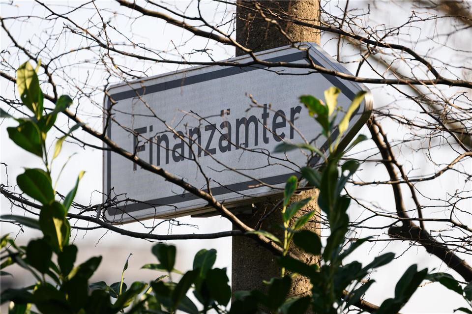 Bei den sächsischen Finanzämtern gingen 2025 insgesamt 9.640 Anzeigen wegen Steuerhinterziehung ein. (Symbolbild)Robert Michael/dpa