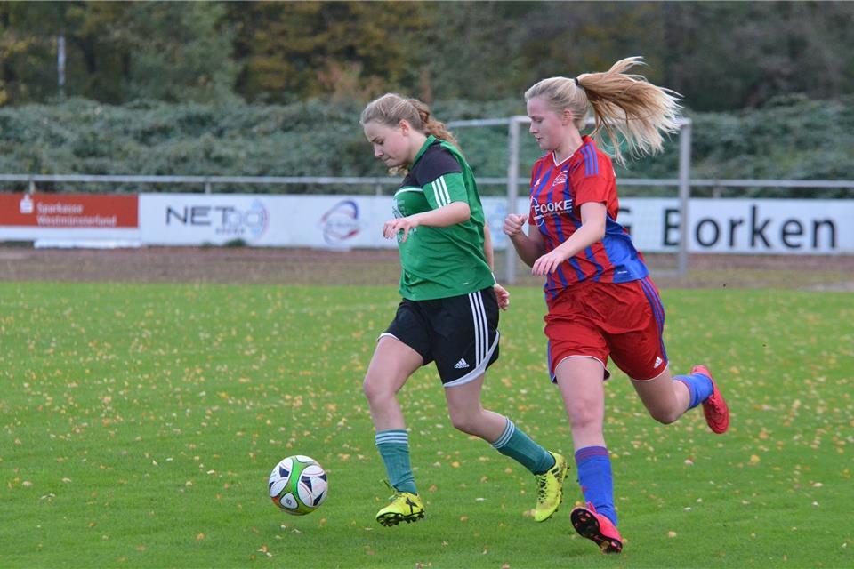 Bei der 1:7-Heimniederlage gegen den FC Marbeck II erzielte Danja Große Bordewick (links) den einzigen Treffer für den TuS Velen.