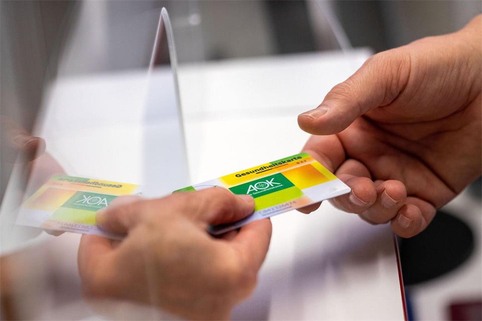 Bei der AOK Bayern sind etwa 4,6 Millionen Menschen versichert. (Symbolbild)Jens Büttner/dpa-Zentralbild/dpa