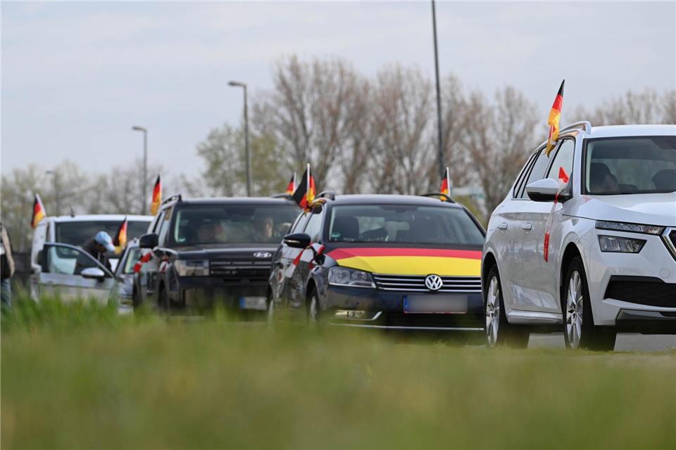 Bei der Abfahrt in Emden kamen etwa zwei Dutzend Fahrzeuge zusammen.Lars Penning/dpa