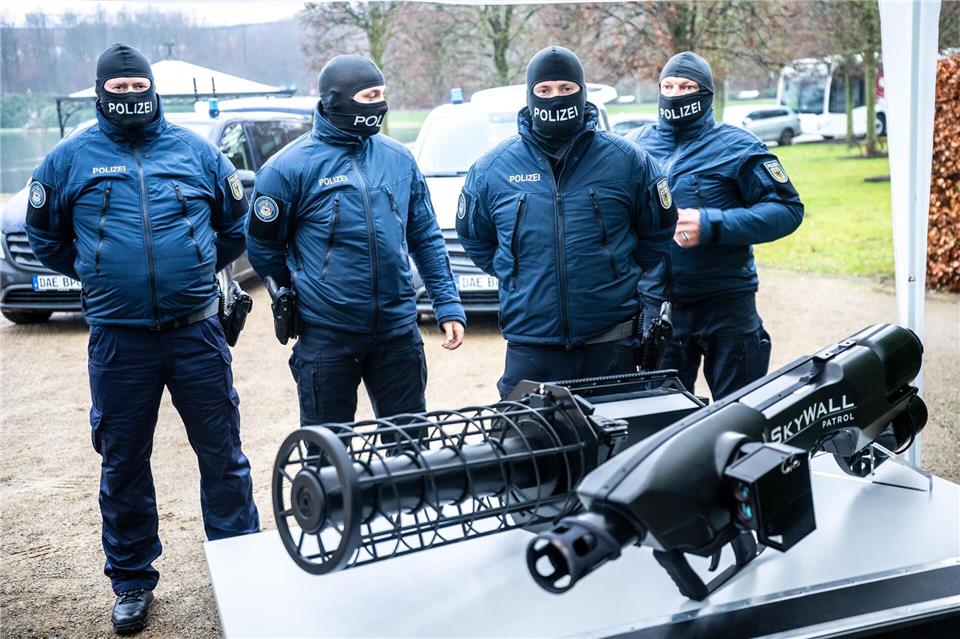 Bei der Abwehr von Drohnen wollen Bund und Länder künftig enger zusammenarbeiten. Sina Schuldt/dpa