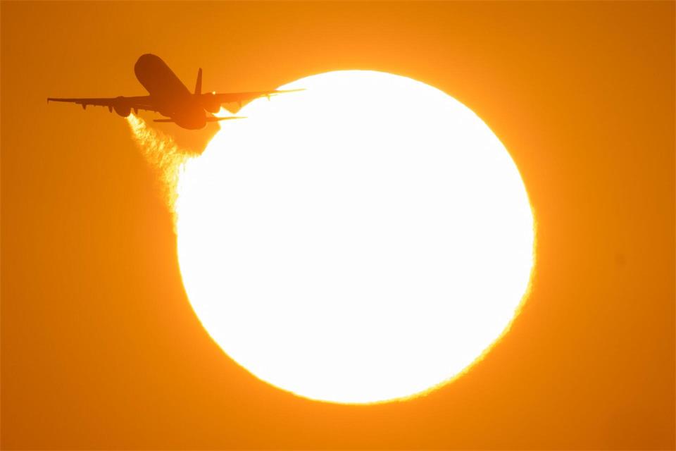 Bei der Änderung geht es um Flugzeuge, die von der Startbahn West starten. (Archivbild)Boris Roessler/dpa