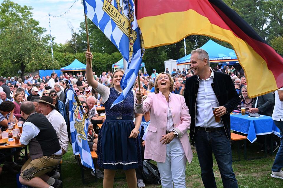 Bei der AfD herrschte zum Gillamoos nach dem Erfolg in Sachsen-Anhalt ausgelassene Stimmung.Sven Hoppe/dpa