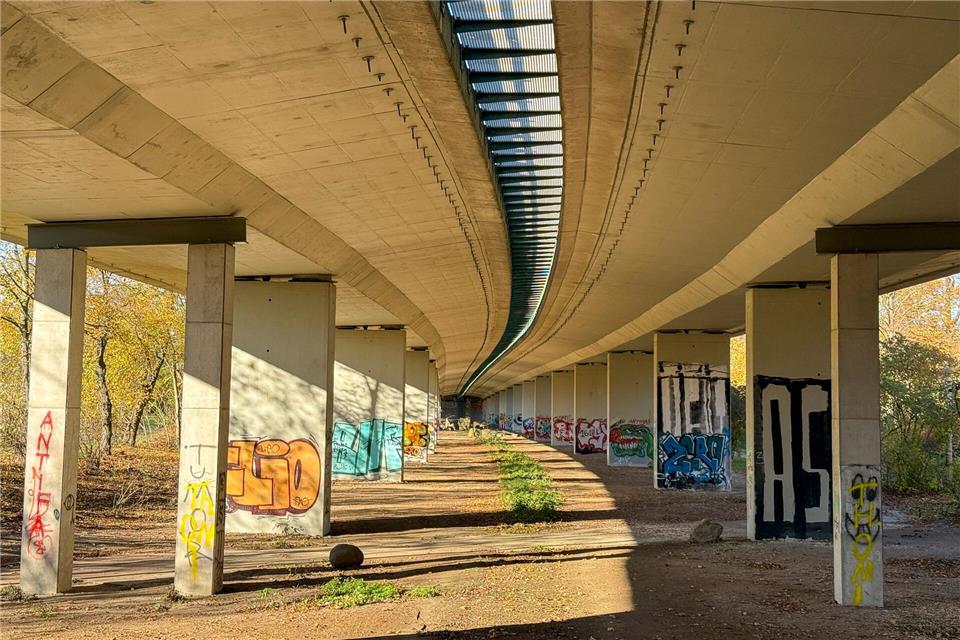 Bei der Agra-Brücke im Süden von Leipzig wurden gravierende Schäden im Spannstahl festgestellt. (Archivbild)Jan Woitas/dpa