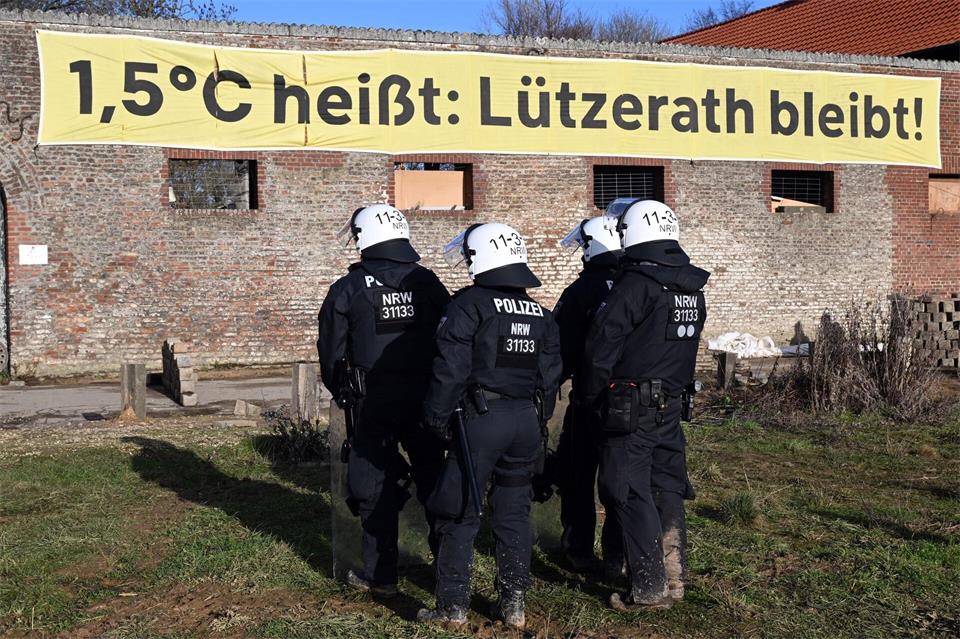 Bei der „Aktion Lützerath“ bleibt hatte sich ein Klimaaktivist in einem Betonfass gegen die Räumung des Ortes gewehrt. Jetzt gibt es zu dem Fall ein OVG-Urteil. (Archivbild) Federico Gambarini/dpa