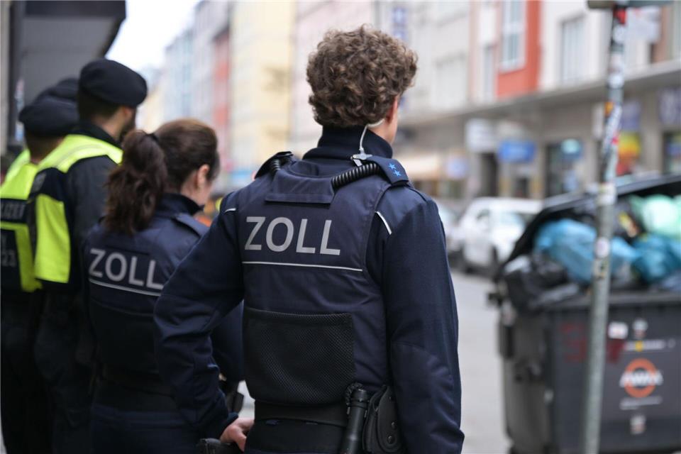 Bei der Aktion ging es unter anderem um mögliche Schwarzarbeit und unversteuerte Tabakprodukte.Malin Wunderlich/dpa