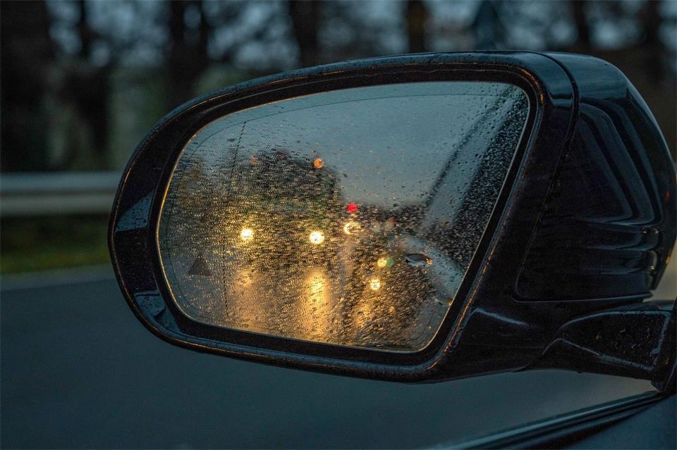 Bei der Aktion wird die Fahrzeugbeleuchtung kontrolliert. (Symbolbild)Mohssen Assanimoghaddam/dpa